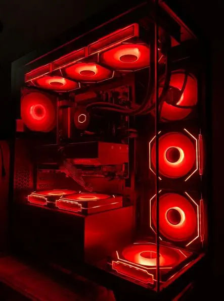 Técnico Pixon PC trabajando en equipo en Cancún