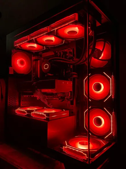 Técnico realizando limpieza profunda de componentes PC en taller Cancún