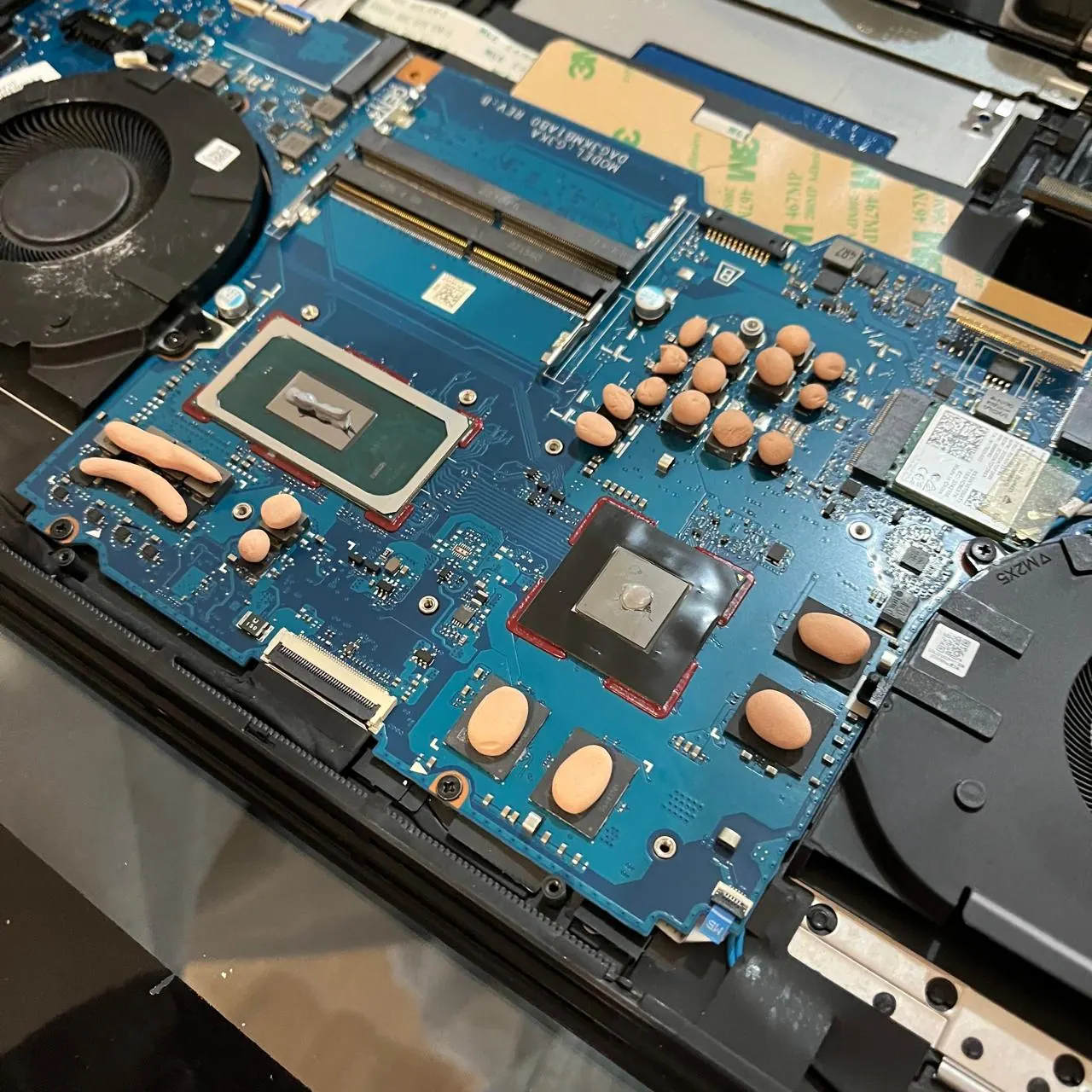 Cambio de pasta térmica de laptop durante mantenimiento preventivo