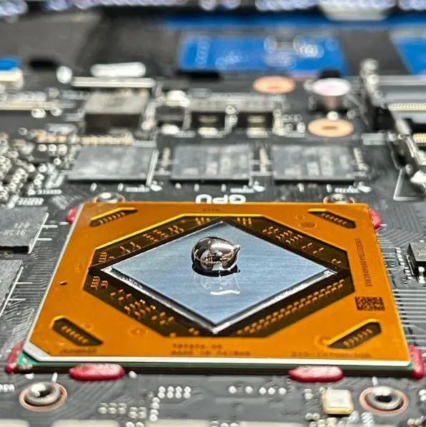 Aplicación de metal líquido en CPU de laptop gamer en Cancún por Pixon PC para reducir temperatura